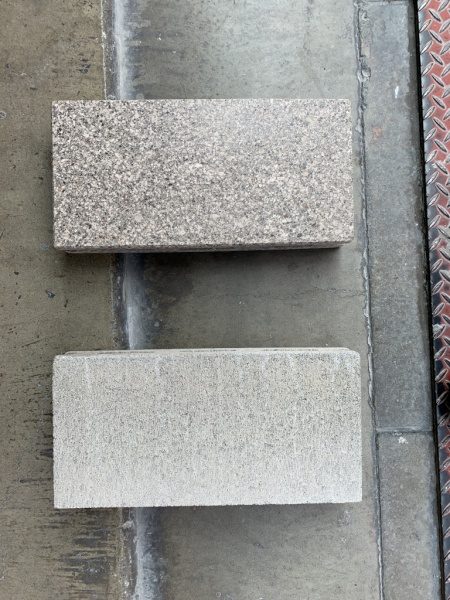 下が通常のコンクリートブロック、上が研磨仕上げのコンクリートブロック、上からのアングル
