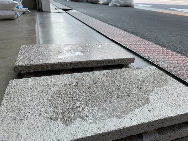 撥水の比較、手前が通常のコンクリートブロック、奥が研磨仕上げのコンクリートブロック