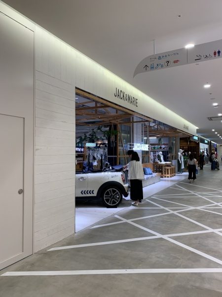 うづくり木目モルタルの施工例。お店の入り口付近部分、色は白色