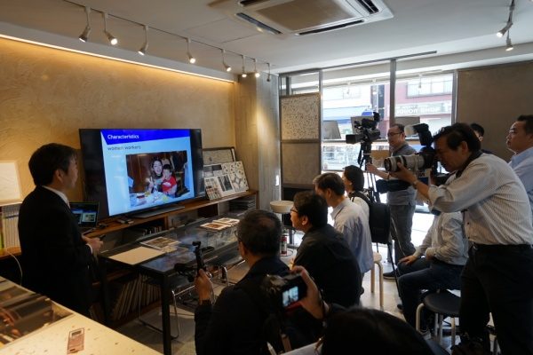 東京商工会議所企画で原田左官を取材中の外国人記者の方々。ショールームにて取材に答える原田代表