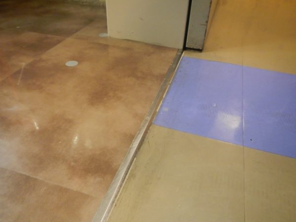 物販店舗の施工前のPタイル既存床
