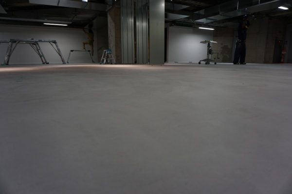 特殊床薄塗モルタル仕上げ施工中の床。表面を整える工程完了時