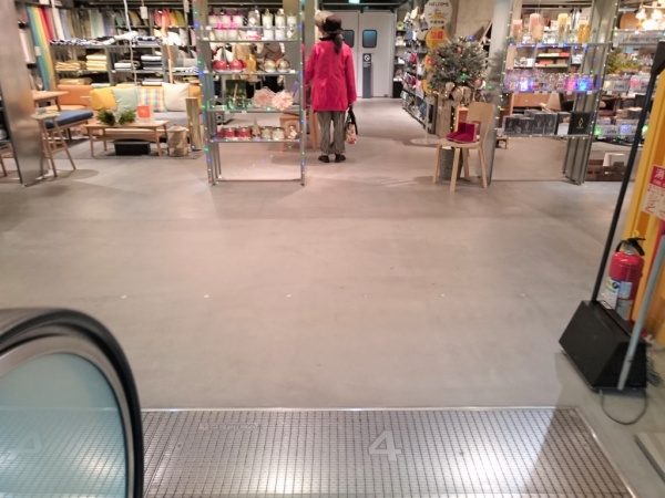特殊床薄塗モルタル仕上げ施工完了後の床。施工した物販店舗の様子
