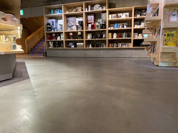 特殊床薄塗モルタル仕上げ施工完了後の床。施工した物販店舗の3年経年後の様子