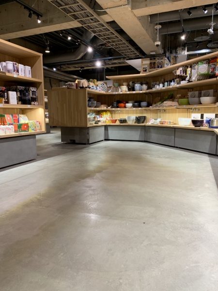 特殊床薄塗モルタル仕上げ施工完了後の床。施工した物販店舗の3年経年後の様子