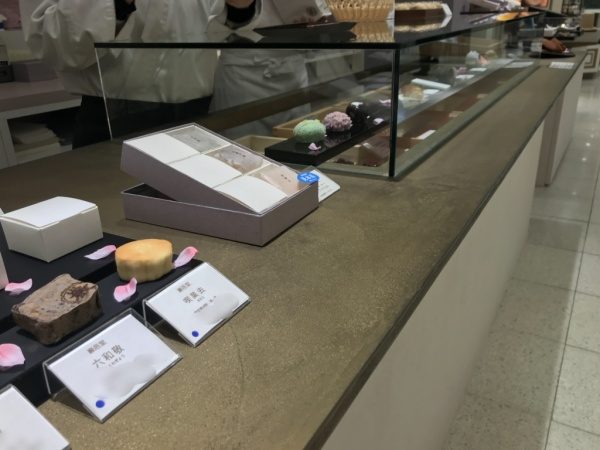 オルトレマテリアゴールド仕上げの和菓子店のカウンター。日本橋高島屋巌邑堂