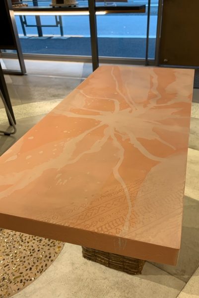 オルトレマテリアアート系仕上げのテーブル天板