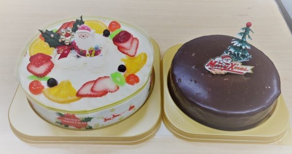 クリスマス用のフルーツのケーキとチョコレートのケーキ