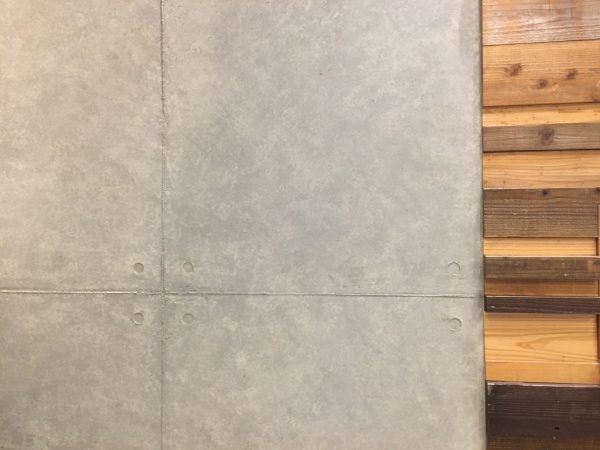 コンクリート打ち放し風仕上げをカフェの壁面に施工。石膏ボードの上から仕上げている