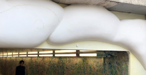 ウイロード再生事業東口ファサード。縄模様の下にポチッと丸い漆喰でアクセントをつけている