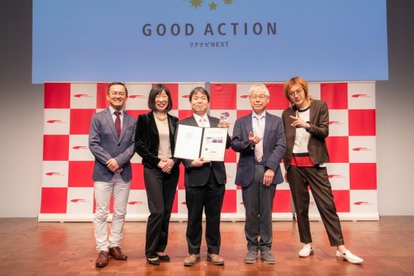 リクナビNEXT GOOD ACTIONアワード授賞式の模様。審査員の方々と原田左官の代表原田、記念写真