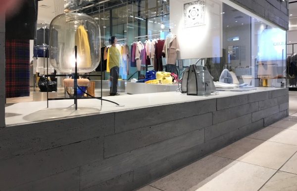 うづくり木目モルタル原田左官施工例。新宿アパレルショップに施工