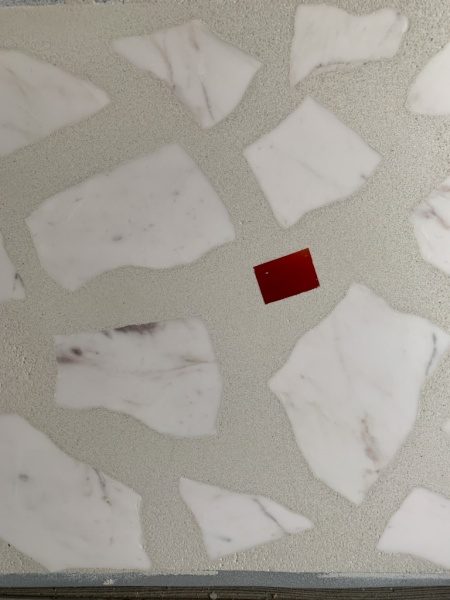 人工大理石と赤いガラスモザイク入りのビールストーンサンプル板