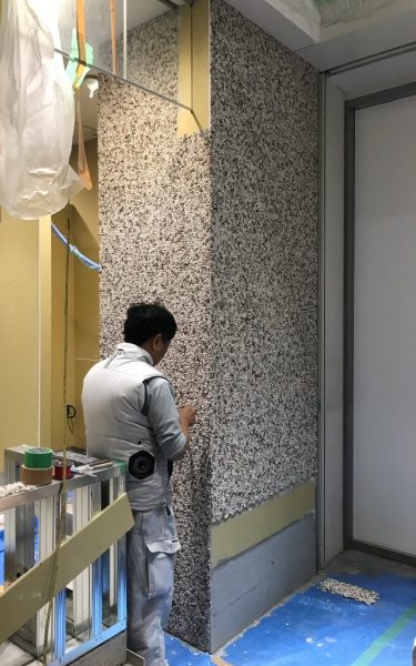 台湾洗い出しシート張り付け壁。施工中の模様