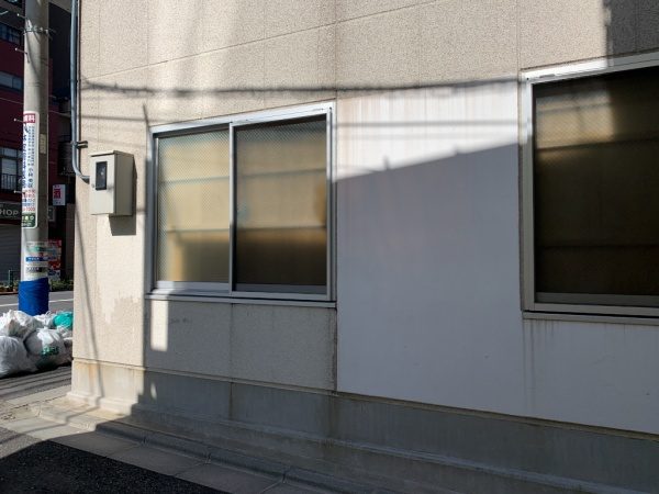 原田左官第2倉庫の外壁。漆喰押さえ