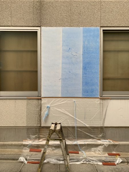 青3色のコンクレタールを漆喰面に試験施工
