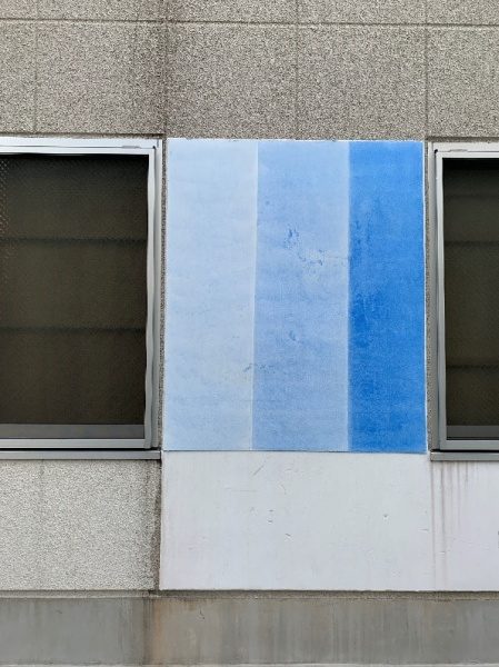 青3色のコンクレタールを漆喰面に試験施工