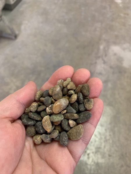 見た目が小豆に似ている石