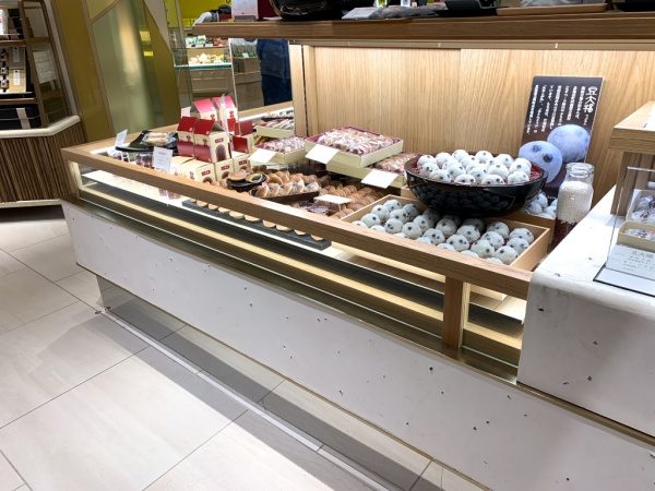 和菓子屋さんの漆喰仕上げの什器、豆大福に見立てて石が埋め込んである