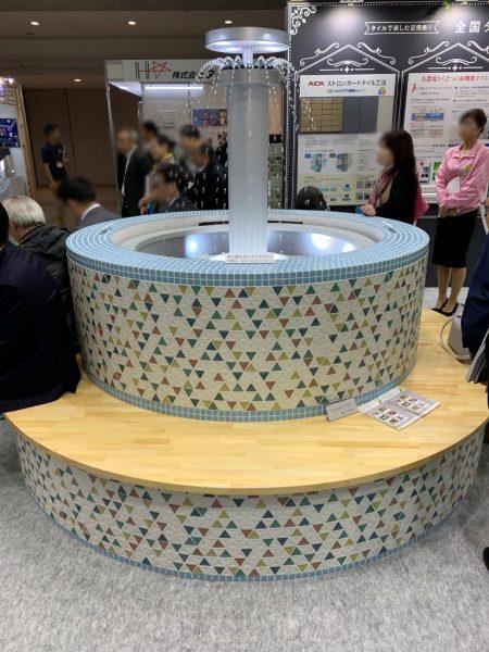 建築建材展タイルブースのモザイクタイルで施工された円形噴水