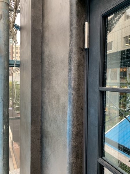 オルトレマテリアアンティーク金属仕上げの外壁。銀座三弘社ビル窓まわりの外壁