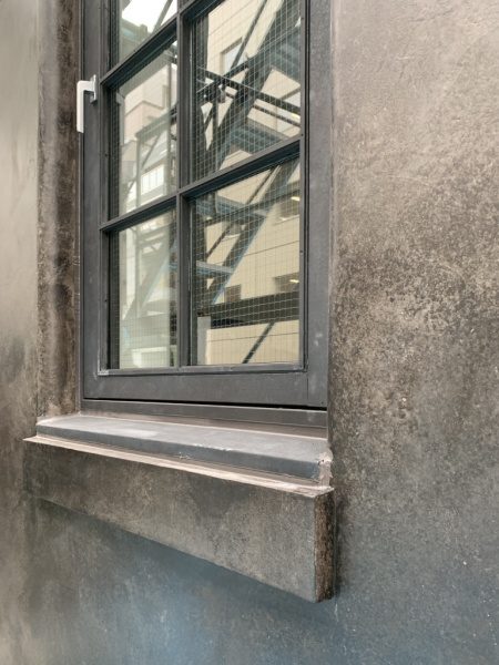 オルトレマテリアアンティーク金属仕上げの外壁。銀座三弘社ビル窓まわりの外壁