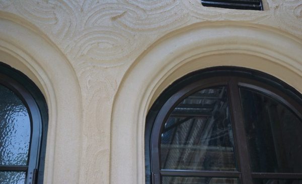 特殊モルタル仕上げの外壁と窓枠