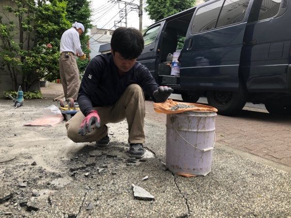 洗い出し浮いている部分の撤去作業