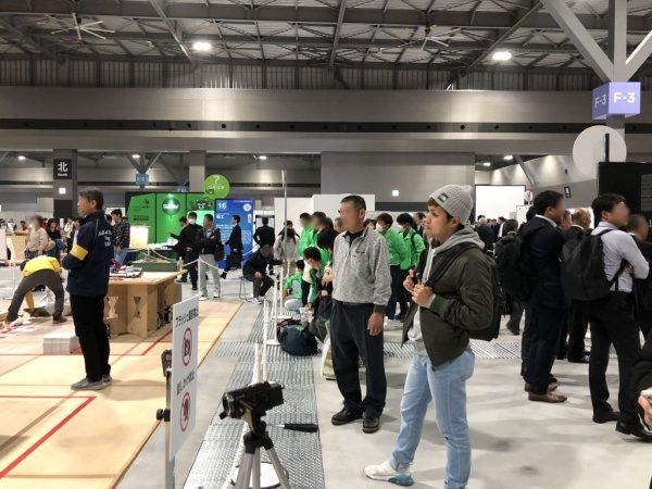 2019技能五輪愛知大会タイル競技を見学中の西泊さん