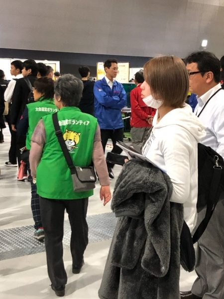 2019技能五輪愛知大会タイル競技を見学中の土居さん