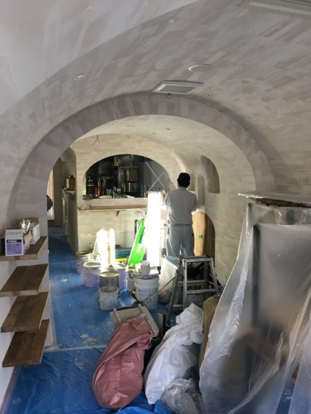 原田左官オリジナルのジョリパット乱流2色仕上げの壁面と天井。イタリアンレストランに施工