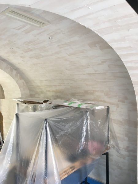 原田左官オリジナルのジョリパット乱流2色仕上げの壁面と天井。イタリアンレストランに施工