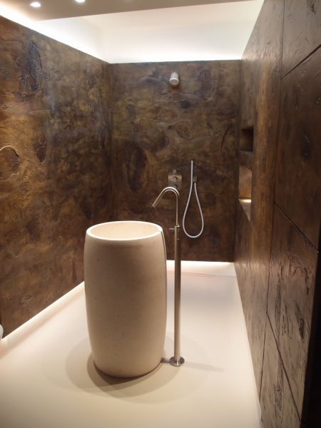 オルトレマテリアで柄を転写させて仕上げた浴室。原田左官海外の施工例
