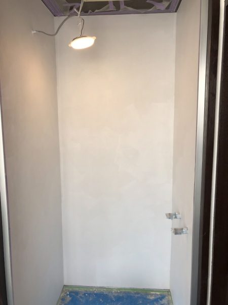 オルトレマテリアメディア白色で施工後にオルトレマテリアフィーネ白色で塗り重ねたシャワールームの壁