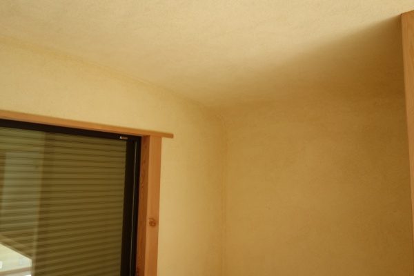 漆喰で住宅の壁・天井をRで繋げた左官仕上げ