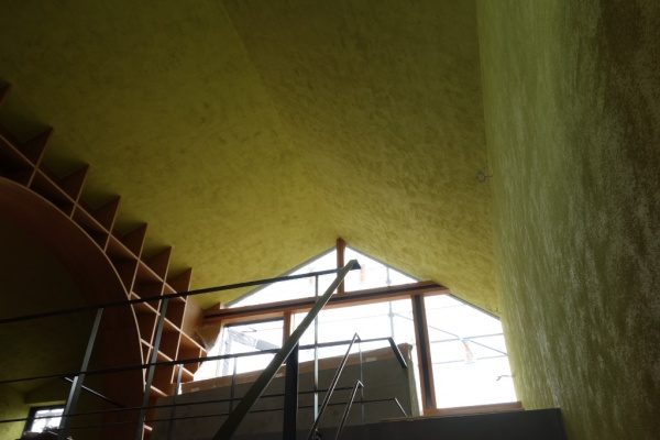 漆喰で壁・勾配天井を左官仕上げで繋げた例