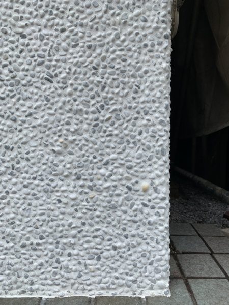 原田左官倉庫外壁の貝殻入り洗い出しネットストーン