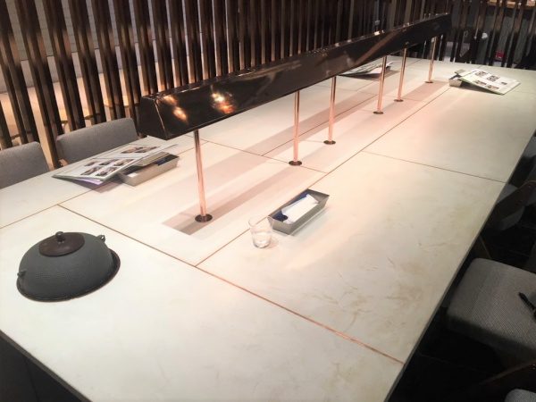 モールテックステーブルを日本茶のお店に施工。テーブル全体のアングル