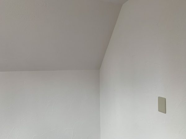 リフォーム工事で現代しっくいの白で施工された壁