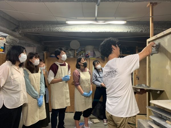 原田左官にて武蔵大学の生徒の皆さんで塗り壁体験チャレンジ
