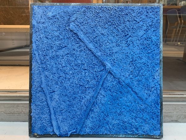 北都建設様エントランス施工用の樹脂系左官材見本板、ブルー、白２色の見本