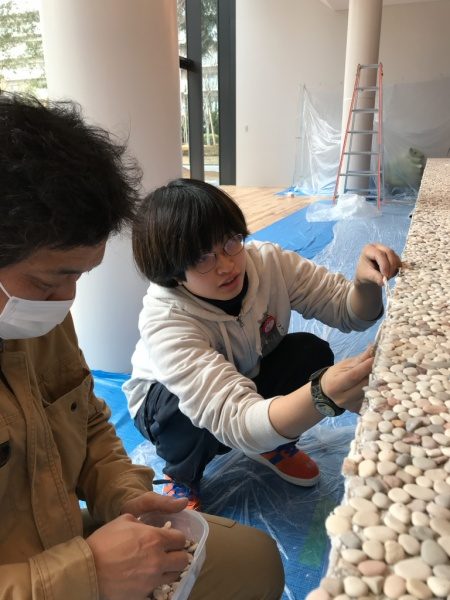 原田左官　タイル職人の大熊さんと時高さん