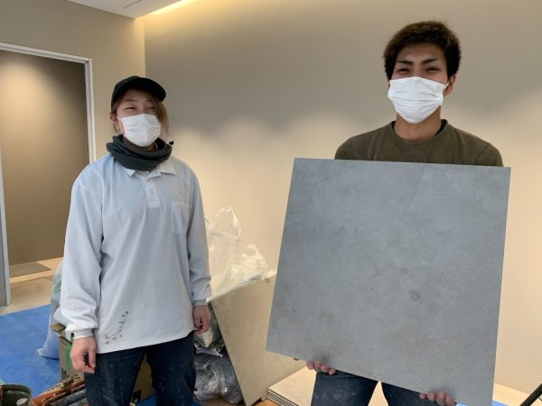 原田左官　タイル職人の土居さんと西泊さん