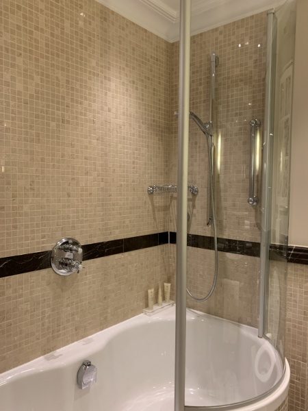 海外のタイル張りシャワー室の例