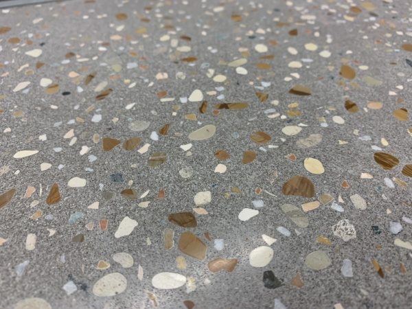 ビールストーンに木目石骨材とクリーム骨材を入れたサンプル
