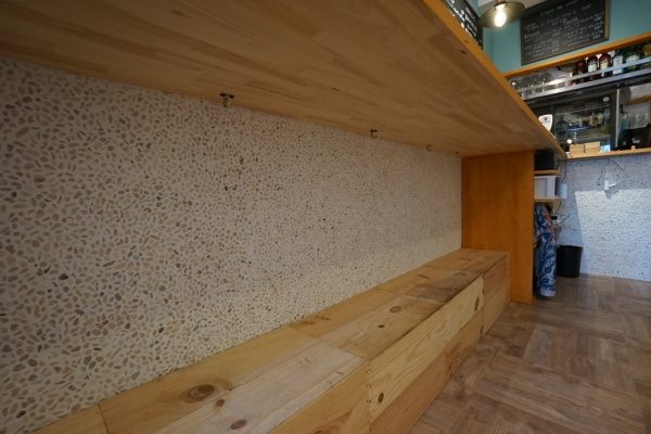 クリスタルイエローの石を使い白目地を詰めた洗い出しネットストーンのカウンター腰壁。原田左官施工