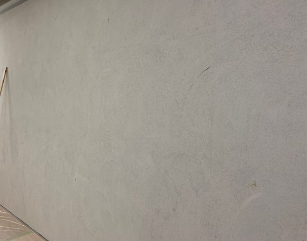 石膏ボードの上にカーボン繊維入りの下塗り材を塗った状態の壁