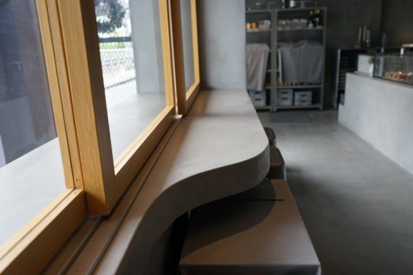 モールテックス仕上げのテーブルと椅子やカウンターや床。等々力パティスリィアサコイワヤナギの内装、原田左官施工