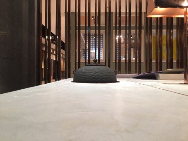 日本茶のお店のモールテックステーブル、原田左官施工。テーブルには茶釜が設置されている