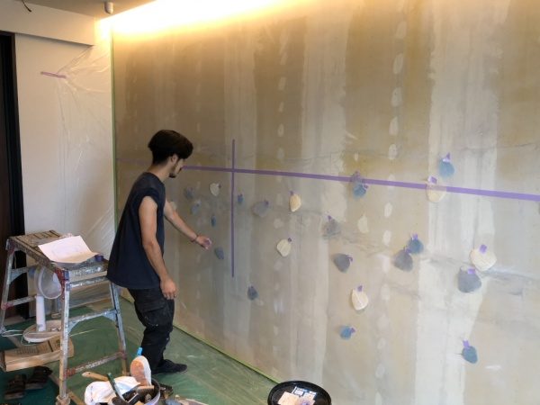 住宅展示場のオルトレマテリア葉っぱ入り仕上げ施工中。葉っぱ位置決め工程。原田左官施工